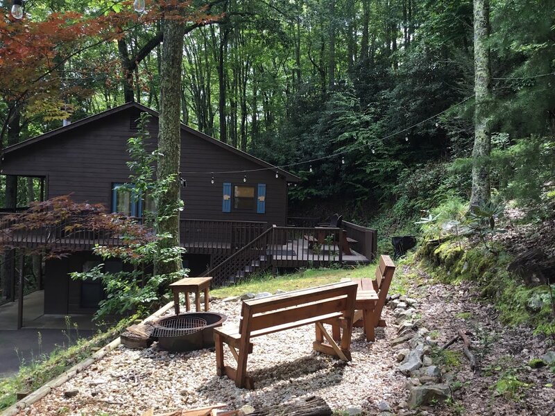 Cabin exterior with picnic area